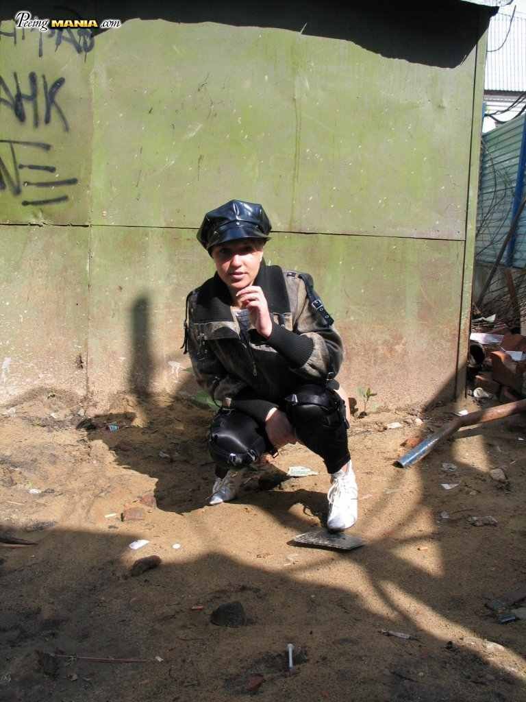 Puta orinando al aire libre
 #76583700