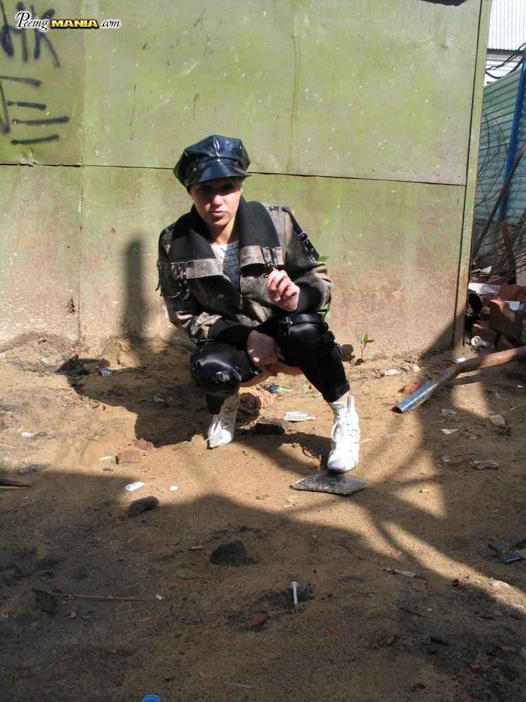 Puta orinando al aire libre
 #76583715