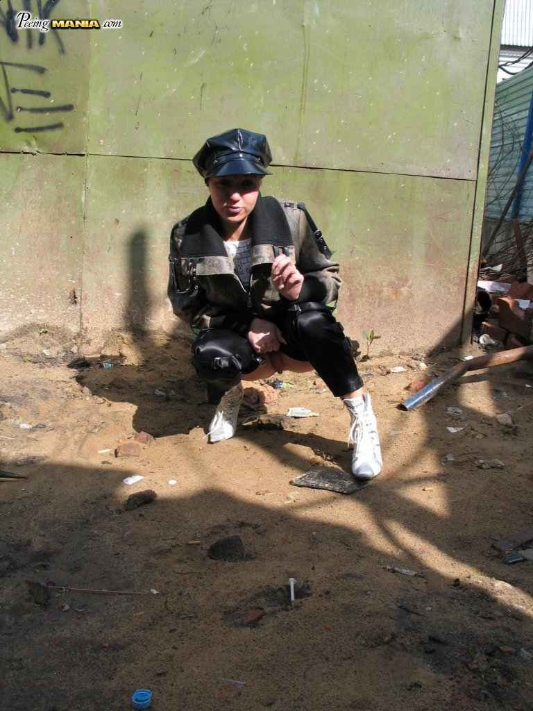 Puta orinando al aire libre
 #76583726