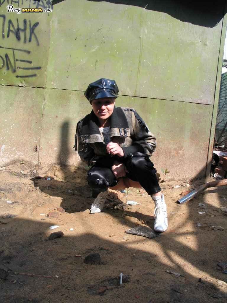 Puta orinando al aire libre
 #76583731