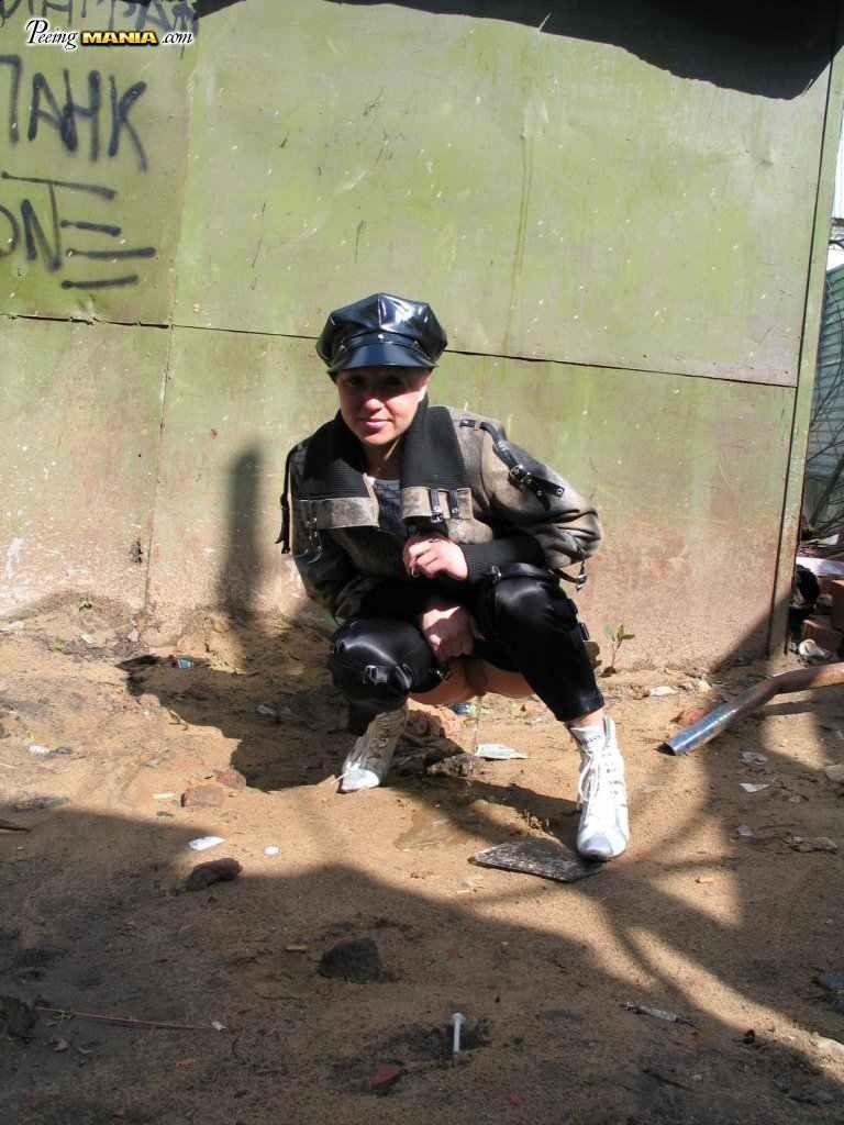 Puta orinando al aire libre
 #76583738