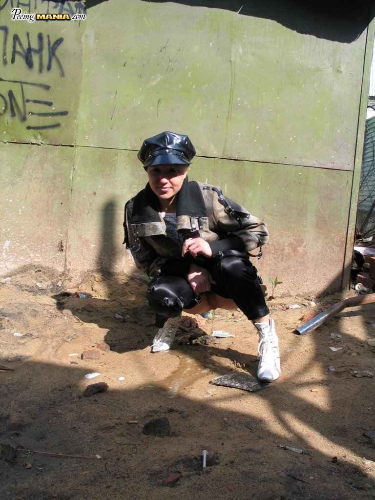 Puta orinando al aire libre
 #76583752