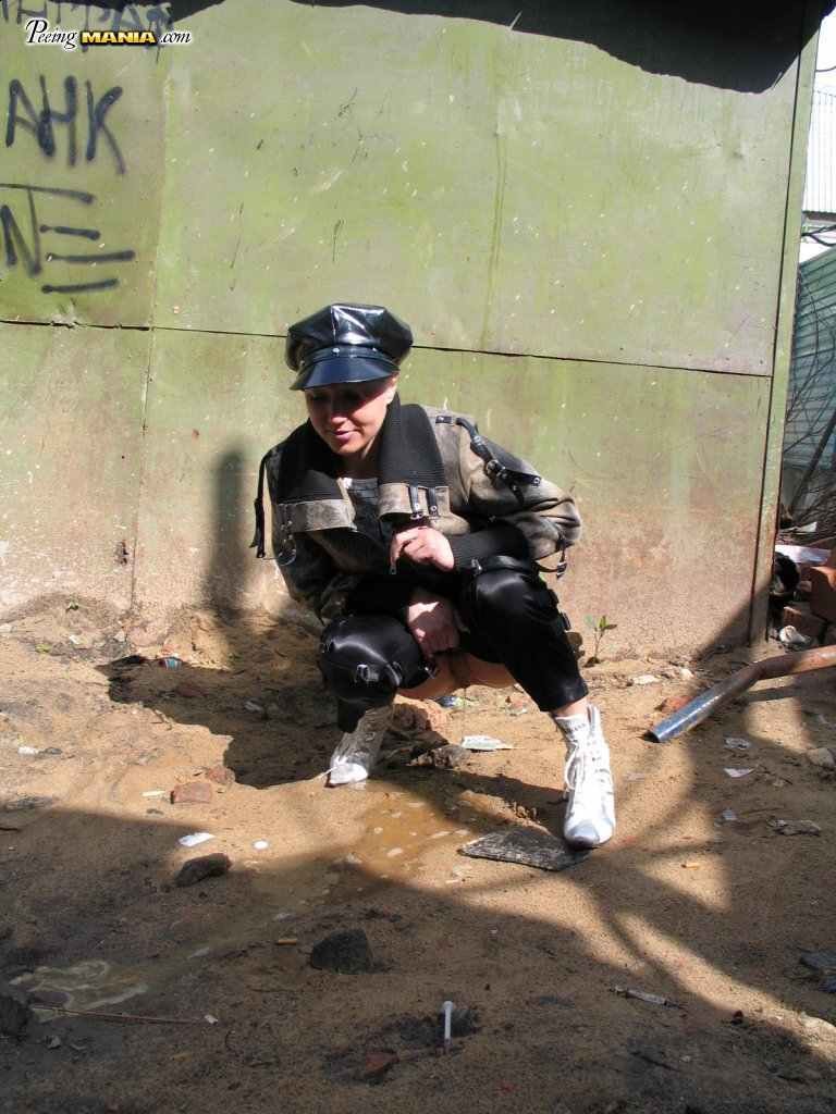 Puta orinando al aire libre
 #76583762