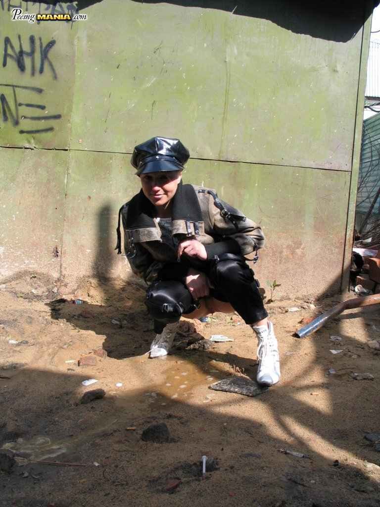 Puta orinando al aire libre
 #76583770