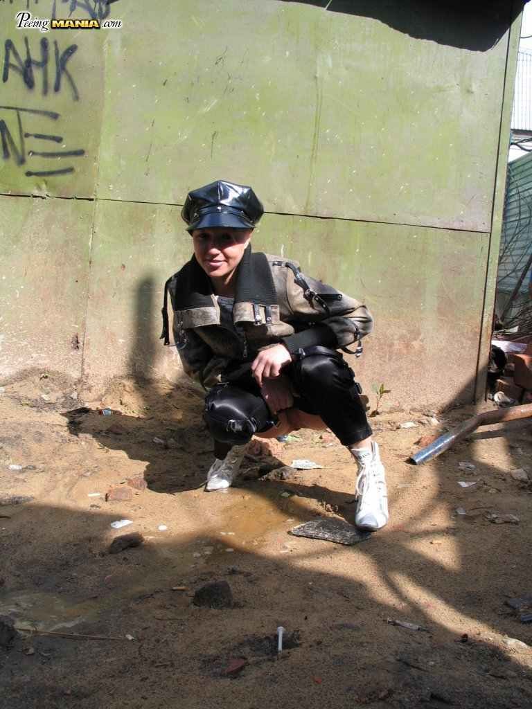 Puta orinando al aire libre
 #76583774