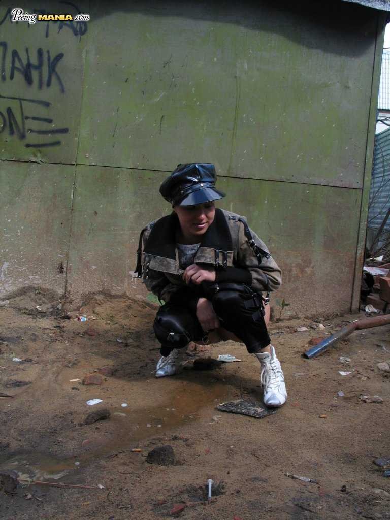 Puta orinando al aire libre
 #76583780