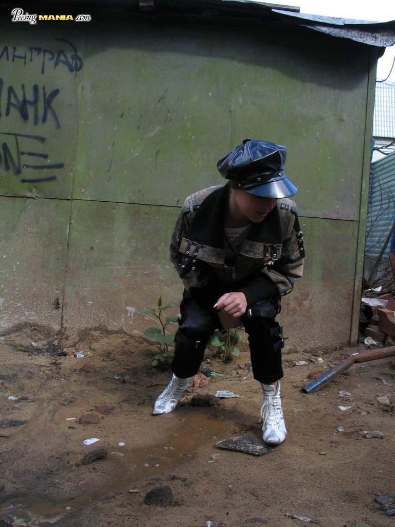 Puta orinando al aire libre
 #76583789