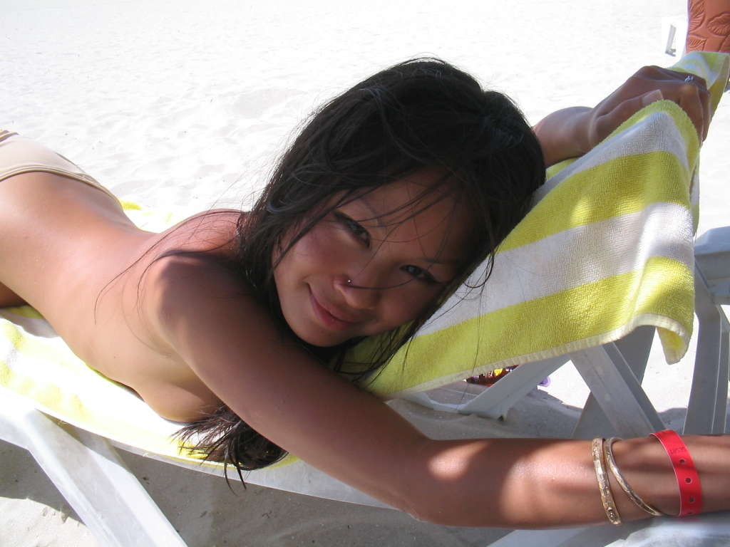 Diferentes fotos de una chica asiática caliente y sexy en la playa
 #69966123