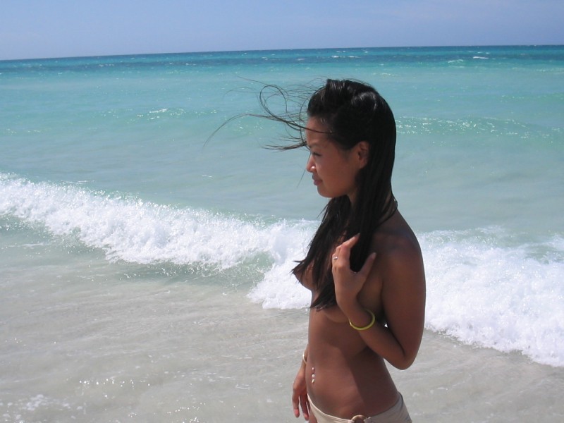 Diferentes fotos de una chica asiática caliente y sexy en la playa
 #69966203