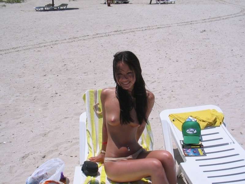 Diferentes fotos de una chica asiática caliente y sexy en la playa
 #69966217