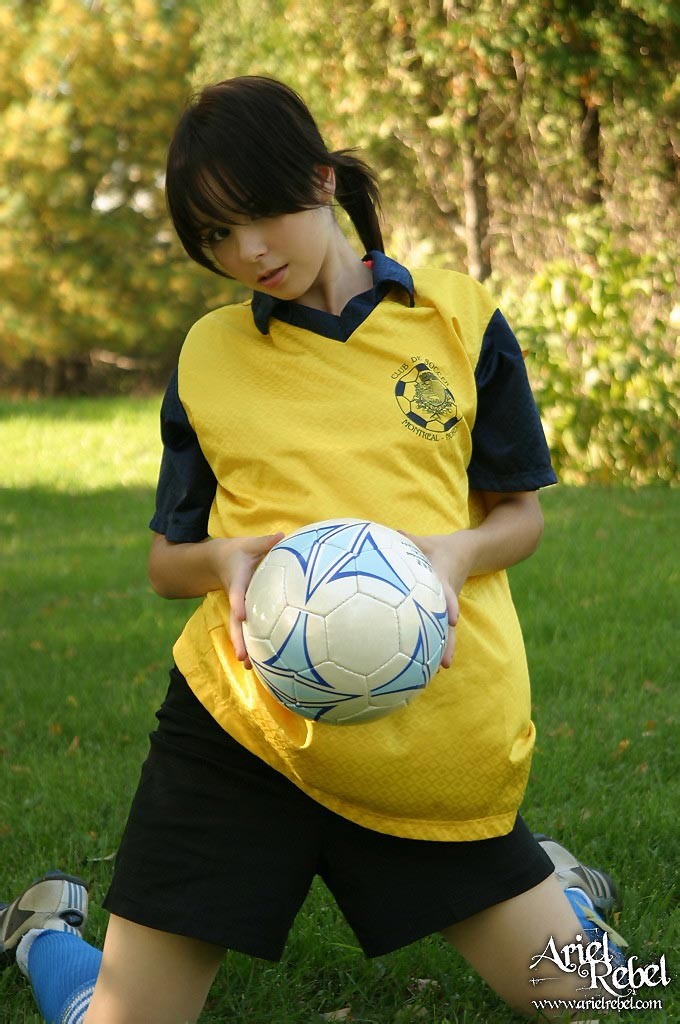 ¡Adolescente amateur jugando al fútbol! #67676174