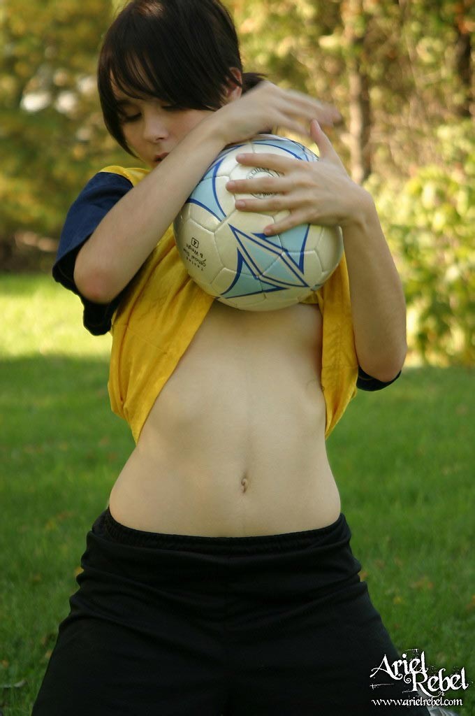 ¡Adolescente amateur jugando al fútbol! #67676178