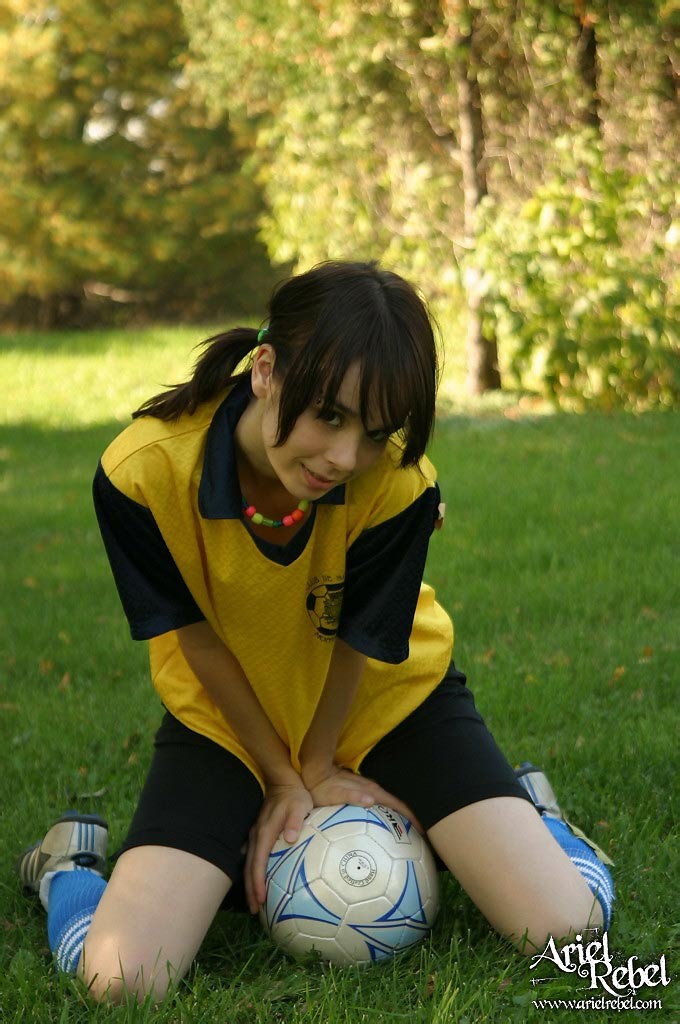 ¡Adolescente amateur jugando al fútbol! #67676186