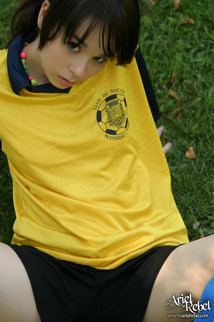 ¡Adolescente amateur jugando al fútbol! #67676187