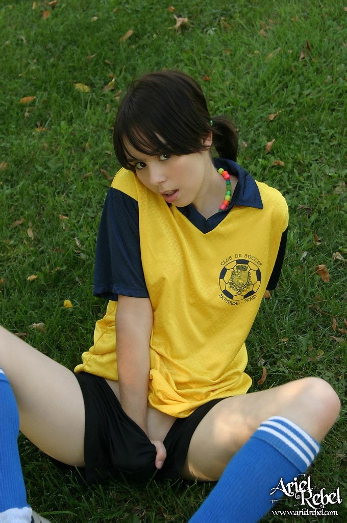 ¡Adolescente amateur jugando al fútbol! #67676192