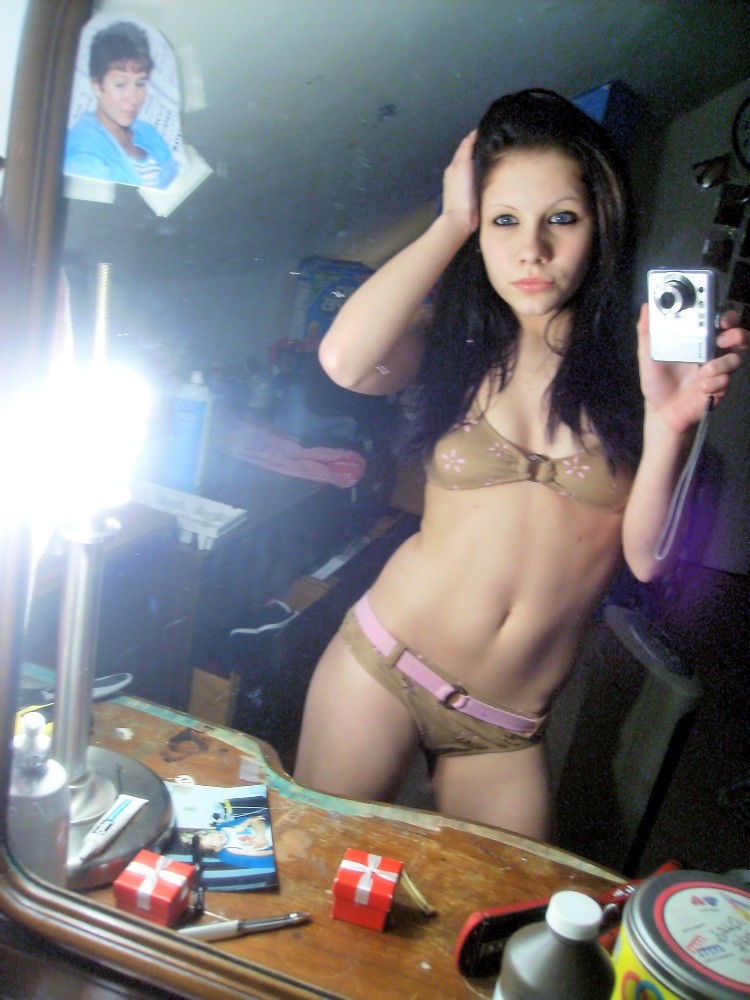 Magnifique et belle jeune posant nue devant une caméra
 #76739772