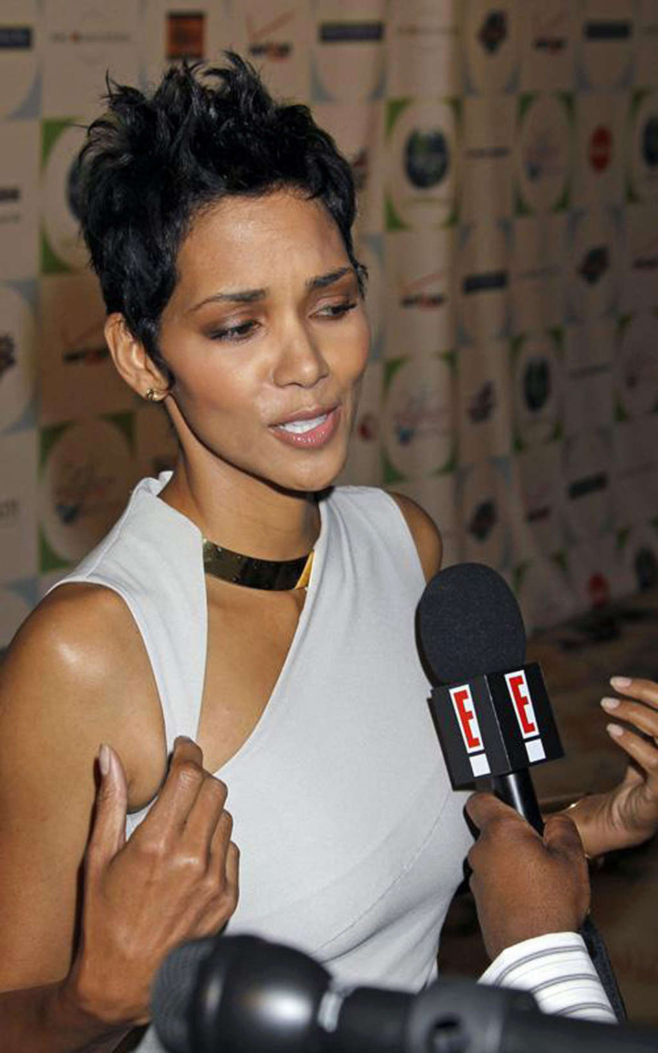 Halle Berry dévoile ses jolis seins et sa jupe relevée lors de séances de photos avec paparazzi
 #75352274