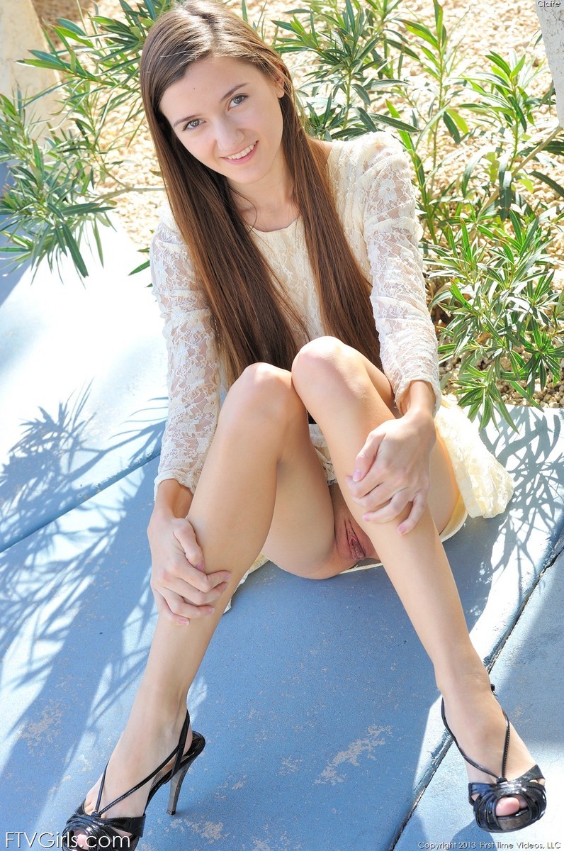 La pequeña y delgada joven claire dando miradas con la falda al aire libre en público
 #78868671