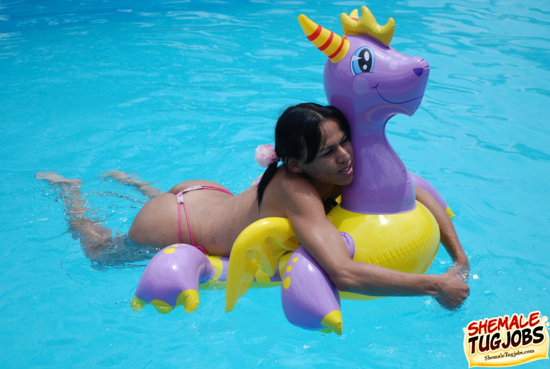 Sexy Shemale spielt mit ihrem Schwanz am Pool!
 #77925542