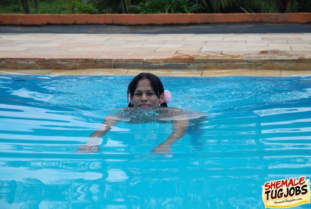 Sexy Shemale spielt mit ihrem Schwanz am Pool!
 #77925549