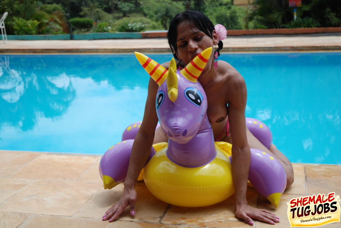 Sexy Shemale spielt mit ihrem Schwanz am Pool!
 #77925561