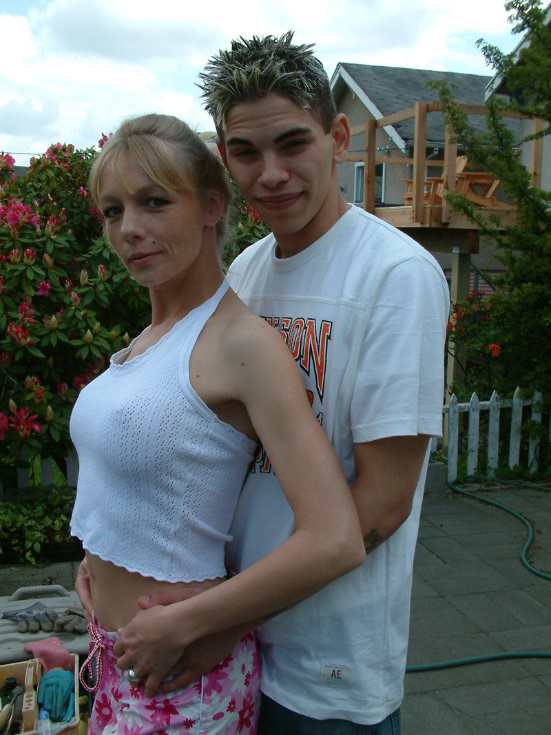 いたずらっ子の女性がフェラチオをして男性器に乗る
 #78520616