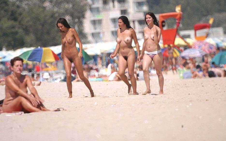 Una rubia se divierte desnuda en una playa pública
 #72251933