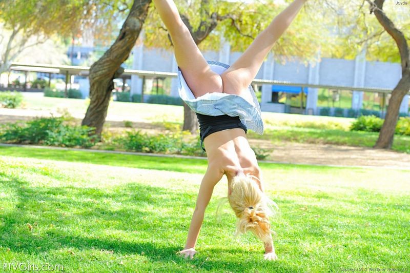 Gewagte blonde Mädchen macht nackte cartwheels im Park
 #67291524