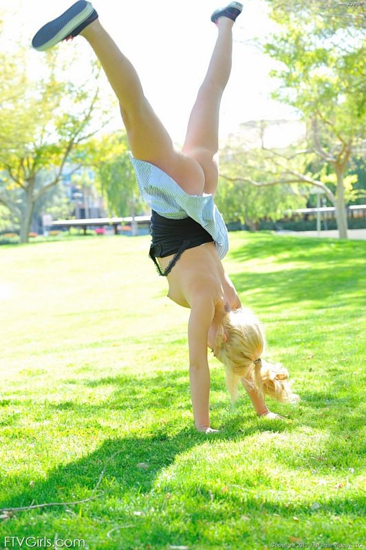 Gewagte blonde Mädchen macht nackte cartwheels im Park
 #67291545