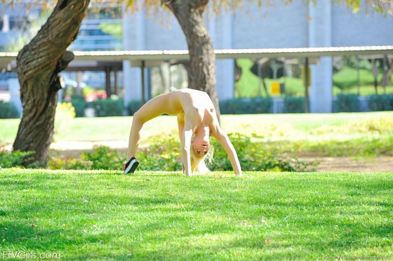 Una rubia atrevida hace volteretas desnuda en el parque
 #67291590