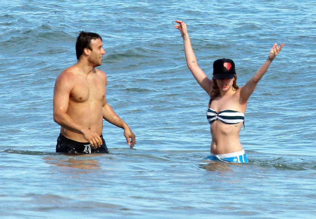 Avril Lavigne molto sexy e caldo bikini e capezzolo scivolare foto paparazzi
 #75338456