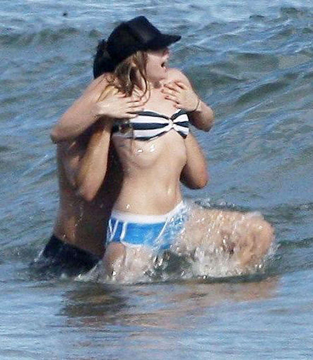 Avril Lavigne molto sexy e caldo bikini e capezzolo scivolare foto paparazzi
 #75338540