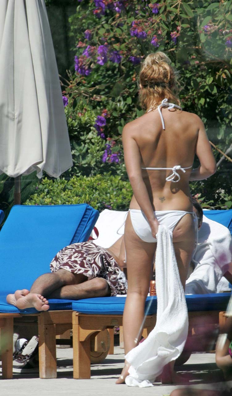 Britney spears esponendo il corpo sexy e bel culo in bikini sulla spiaggia
 #75317971