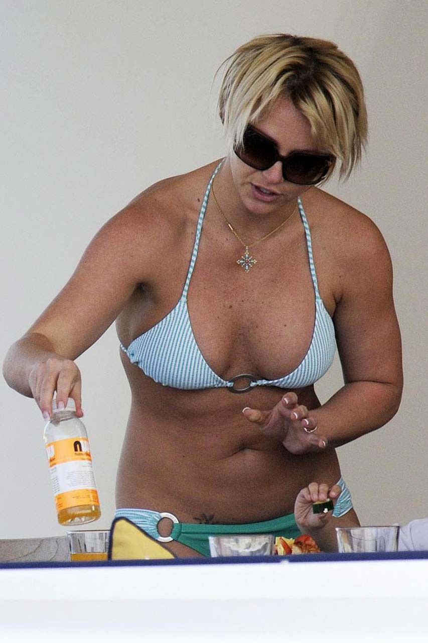 Britney spears esponendo il corpo sexy e bel culo in bikini sulla spiaggia
 #75318022