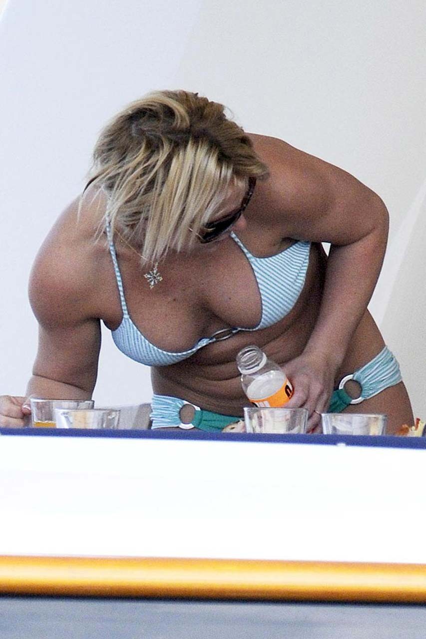 Britney spears exponiendo cuerpo sexy y buen culo en bikini en la playa
 #75318025