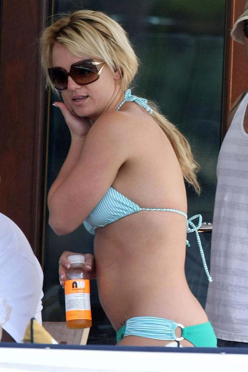 Britney spears esponendo il corpo sexy e bel culo in bikini sulla spiaggia
 #75318029