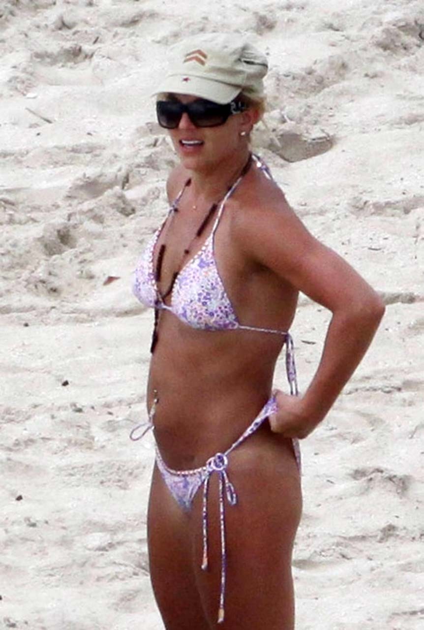 Britney spears esponendo il corpo sexy e bel culo in bikini sulla spiaggia
 #75318048