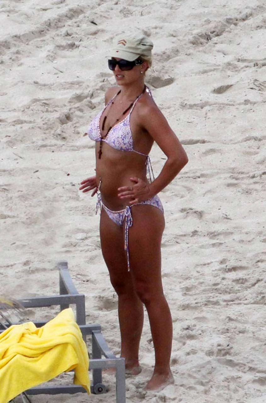 Britney spears esponendo il corpo sexy e bel culo in bikini sulla spiaggia
 #75318051