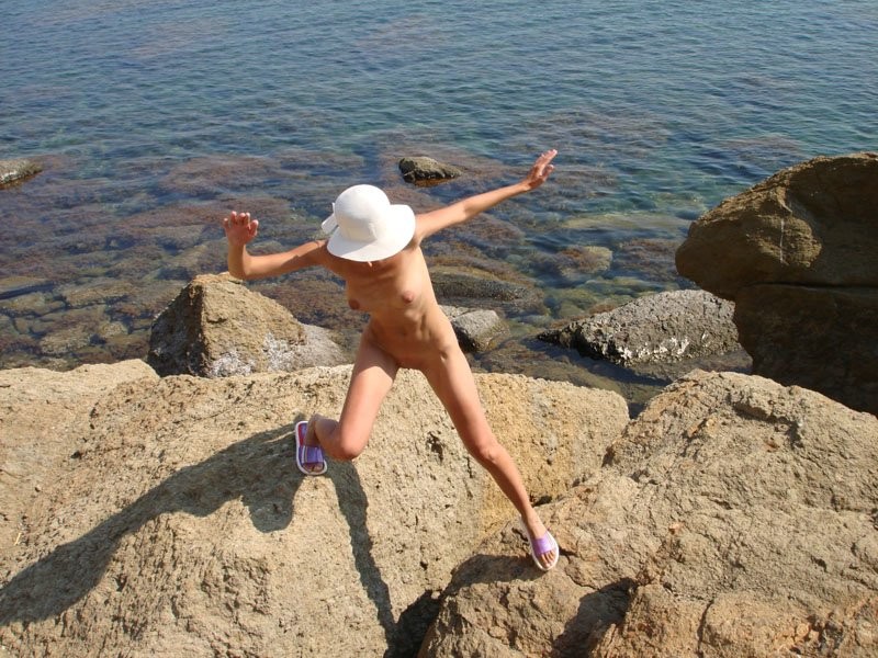 Sexy Nudistin zeigt ihren schlanken Körper am Strand
 #72247427
