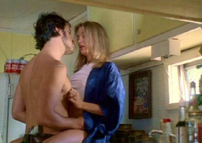 Renee zellweger sexy como ella es con un chico en la cama
 #75382957