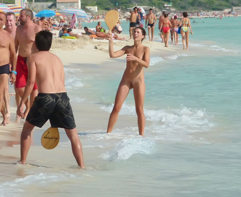 Sexy nackte Teens an einem öffentlichen Strand
 #70294032