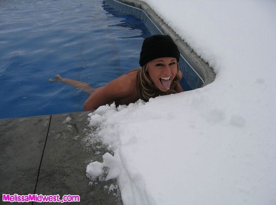Melissa midwest che prende una nuotata con neve fuori
 #77488879
