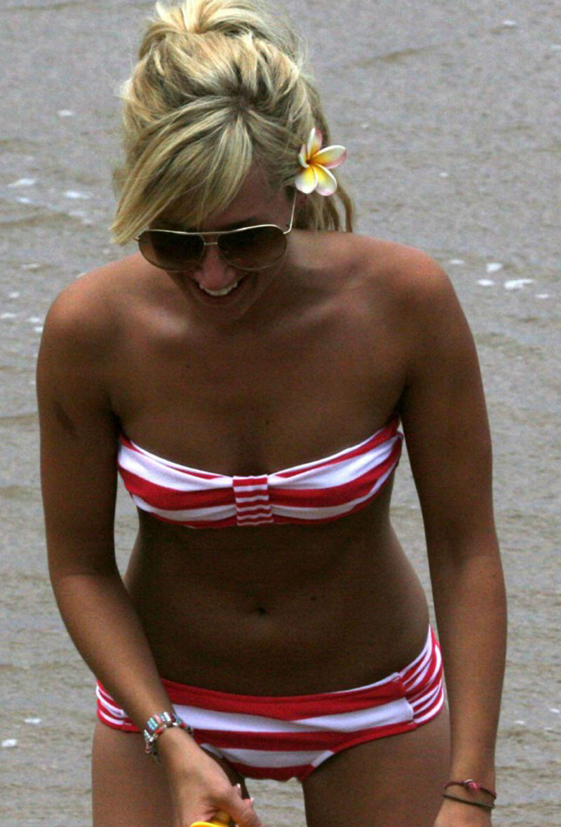 Ashley tisdale montrant son cul humide et juteux en bikini
 #75313195