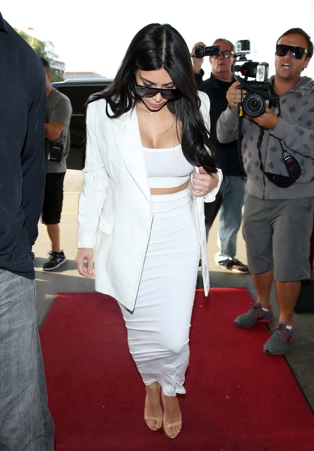 Kim kardashian en buste portant un crop top blanc au lax
 #75164472
