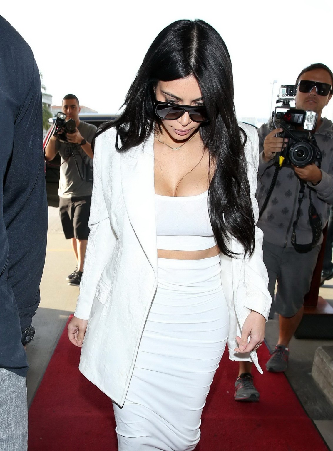 Kim kardashian en buste portant un crop top blanc au lax
 #75164477