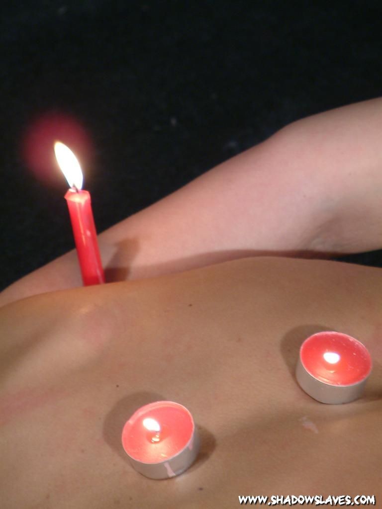 Amateur-Sklavin mit brennendem Kerzenwachs dekoriert
 #71912546