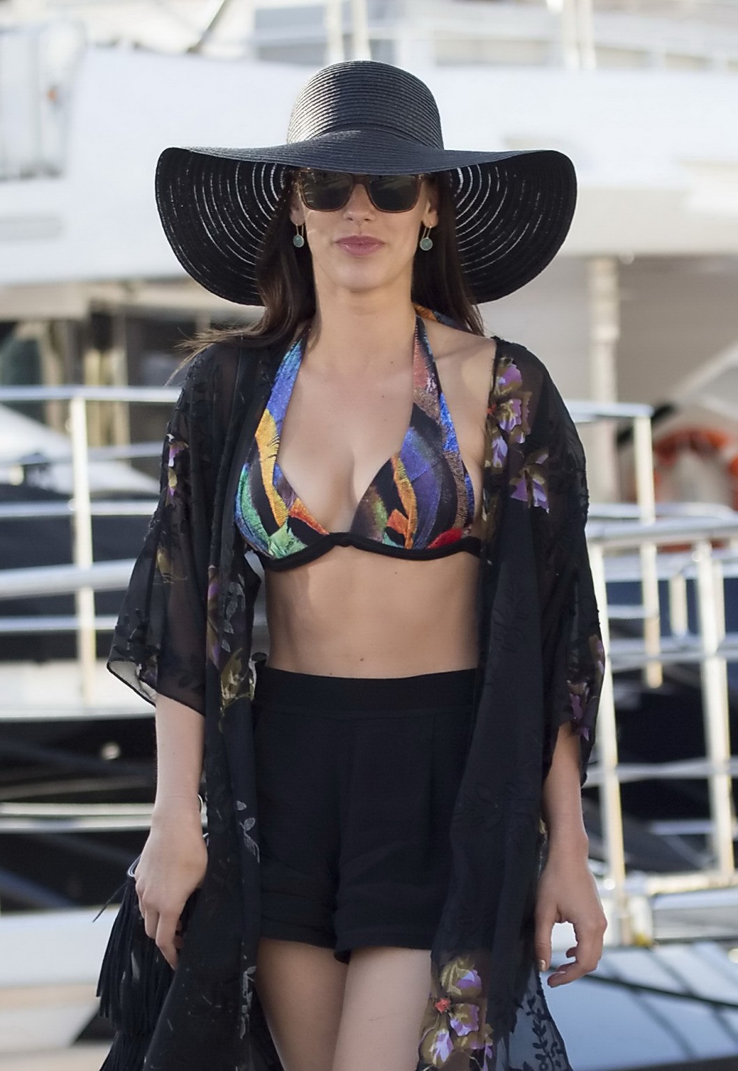 Jessica lowndes busty e leggy in un piccolo top colorato bikini e pantaloncini fuori in 
 #75163659