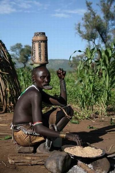 Echte afrikanische Stämme posieren nackt
 #67277861