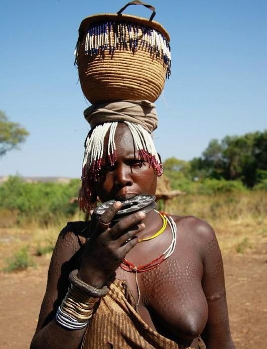 Echte afrikanische Stämme posieren nackt
 #67277872