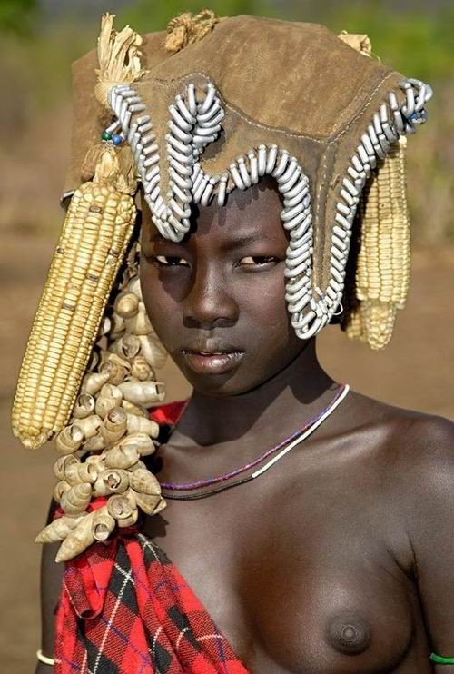 Echte afrikanische Stämme posieren nackt
 #67277886